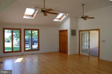 7800 Quaker Neck Road Chestertown, MD 21620 - Photo 7 of 20 Living Room