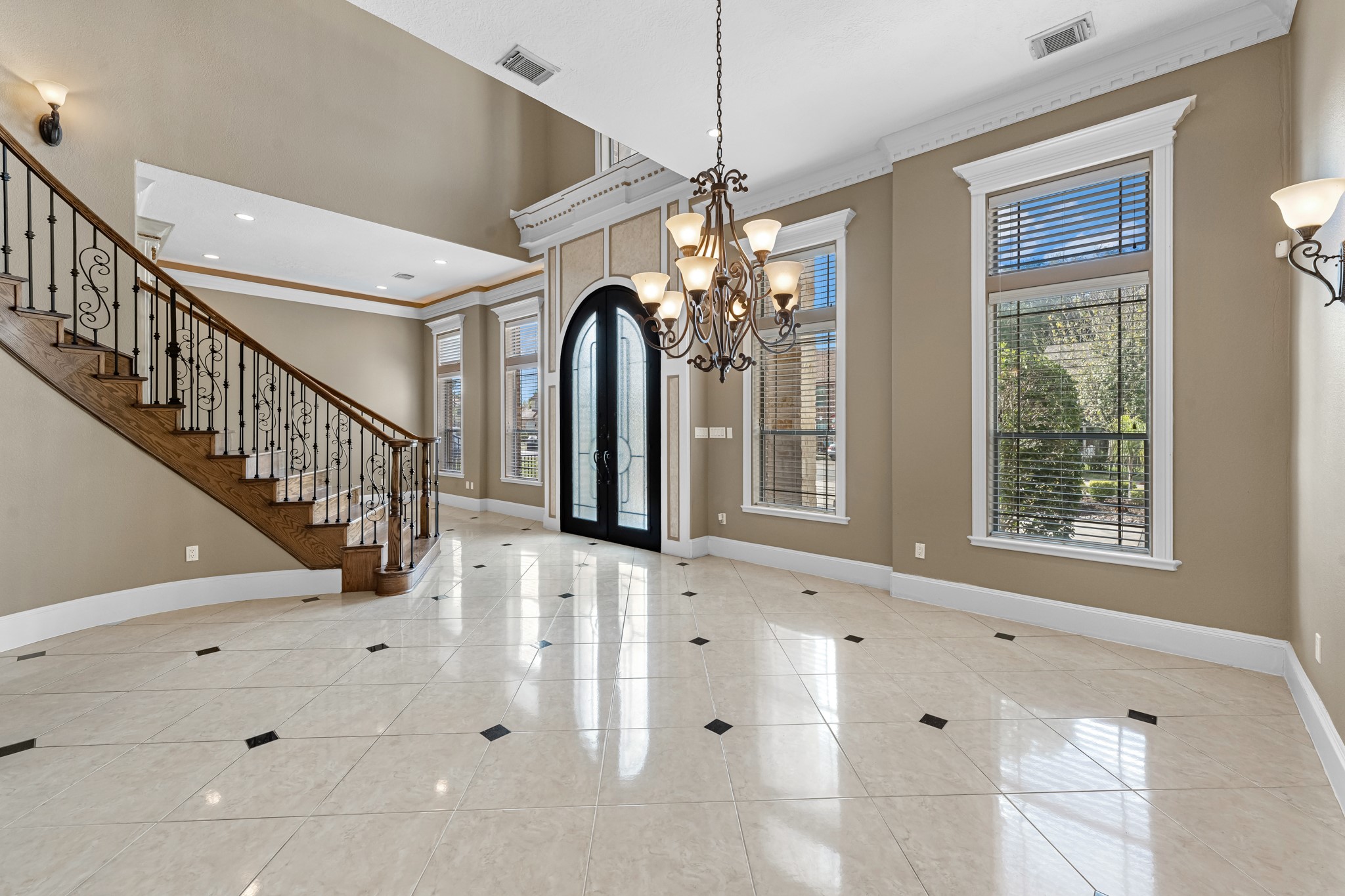 5411 Leopold Drive Houston, TX 77021 - Photo 5 of 50 Entryway of the home features a spiral staircase, with a formal dining and living area with a rotunda.