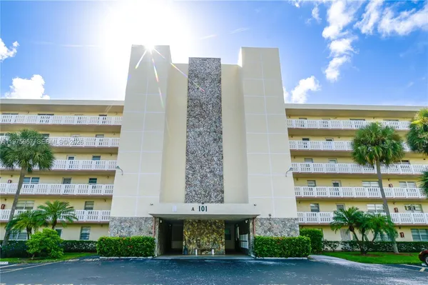 $225,900 | 101 Southeast 3rd Avenue, Unit 401, Dania Beach, FL 33004