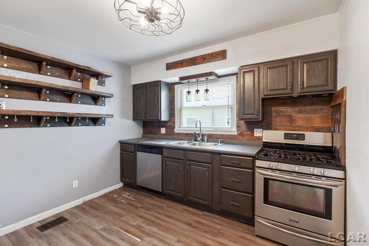 328 Crystal Spring Avenue Adrian, MI 49221 - Photo 16 of 24 50155313-5f41a220-679b-4182-bd44-557c4e32d825.JPG