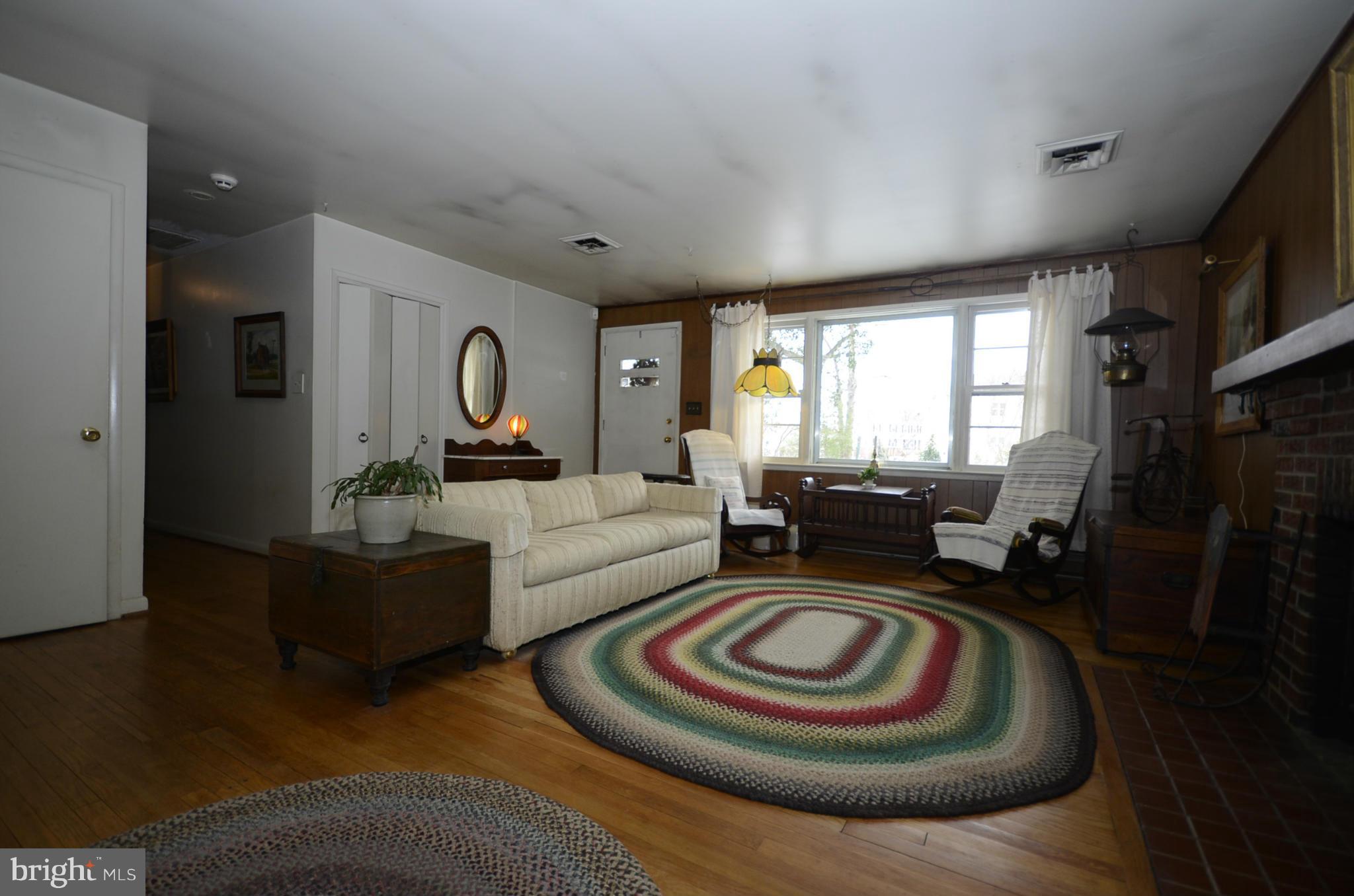16800 Batchellors Forest Road Olney, MD 20832 - Photo 7 of 23 Living Room