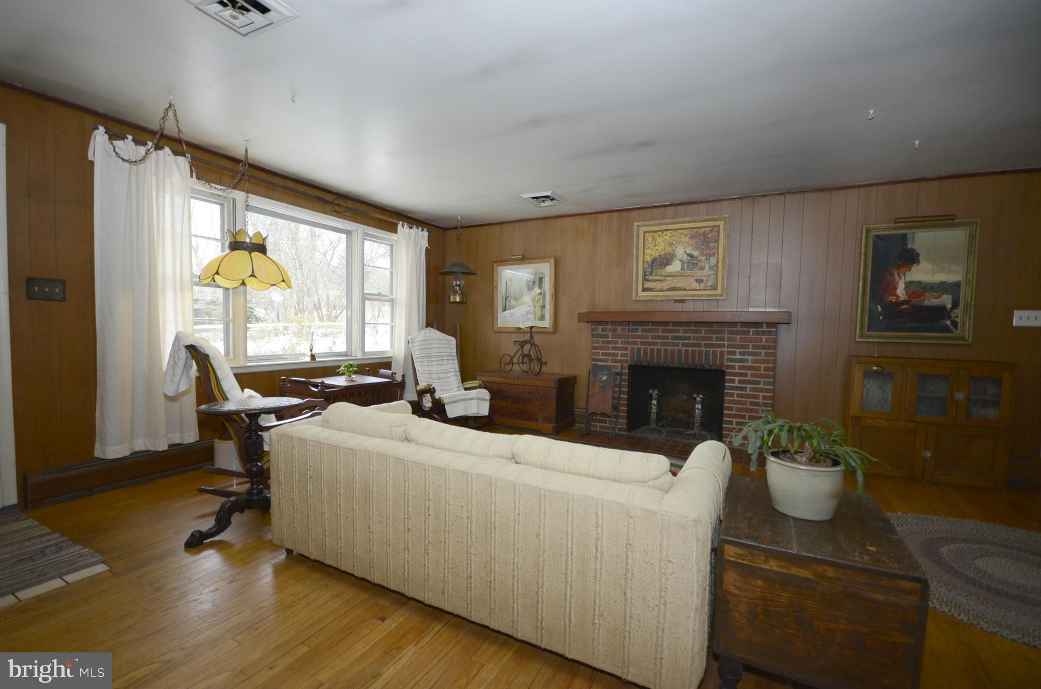 16800 Batchellors Forest Road Olney, MD 20832 - Photo 9 of 23 Living Room