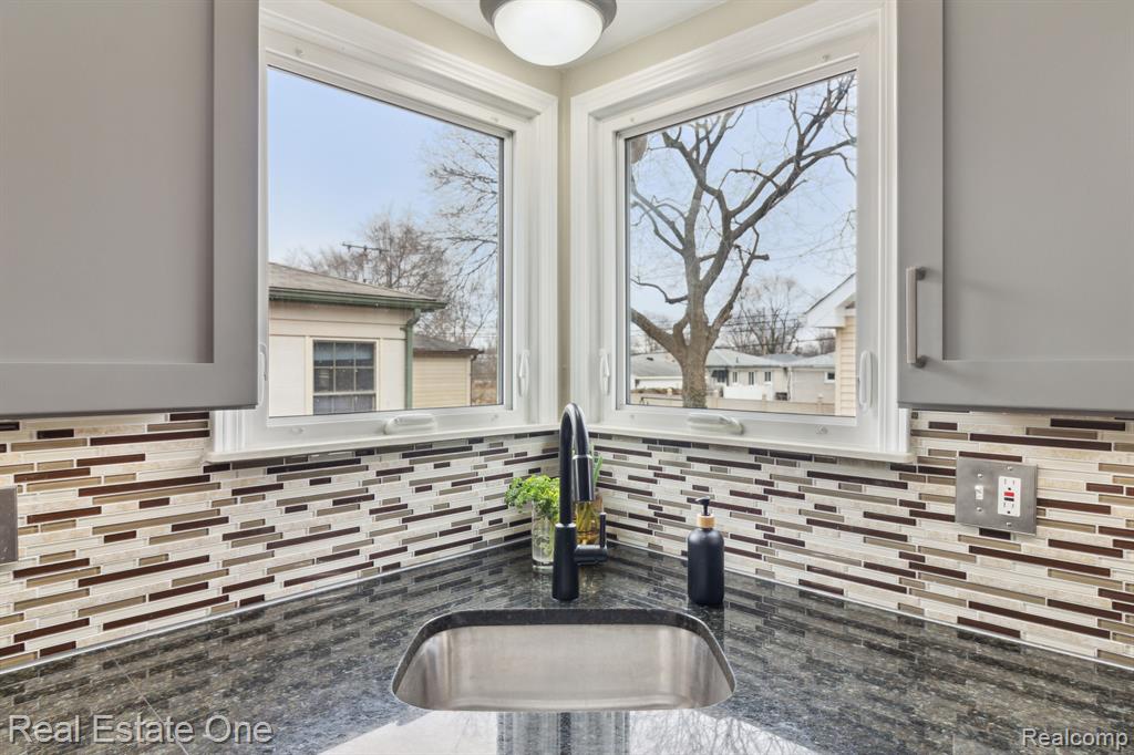 442 Henry Ruff Road Garden City, MI 48135 - Photo 11 of 39