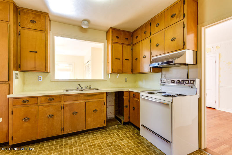 1424 Pinetree Road Jacksonville, FL 32207 - Photo 11 of 25 Kitchen Opens to Den