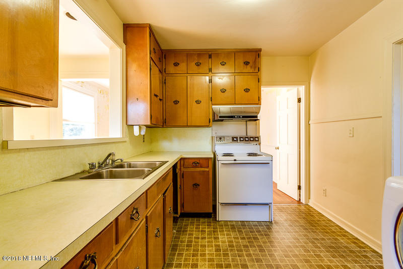 1424 Pinetree Road Jacksonville, FL 32207 - Photo 13 of 25 Kitchen View 3