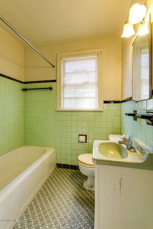 1424 Pinetree Road Jacksonville, FL 32207 - Photo 18 of 25 Hall Bath
