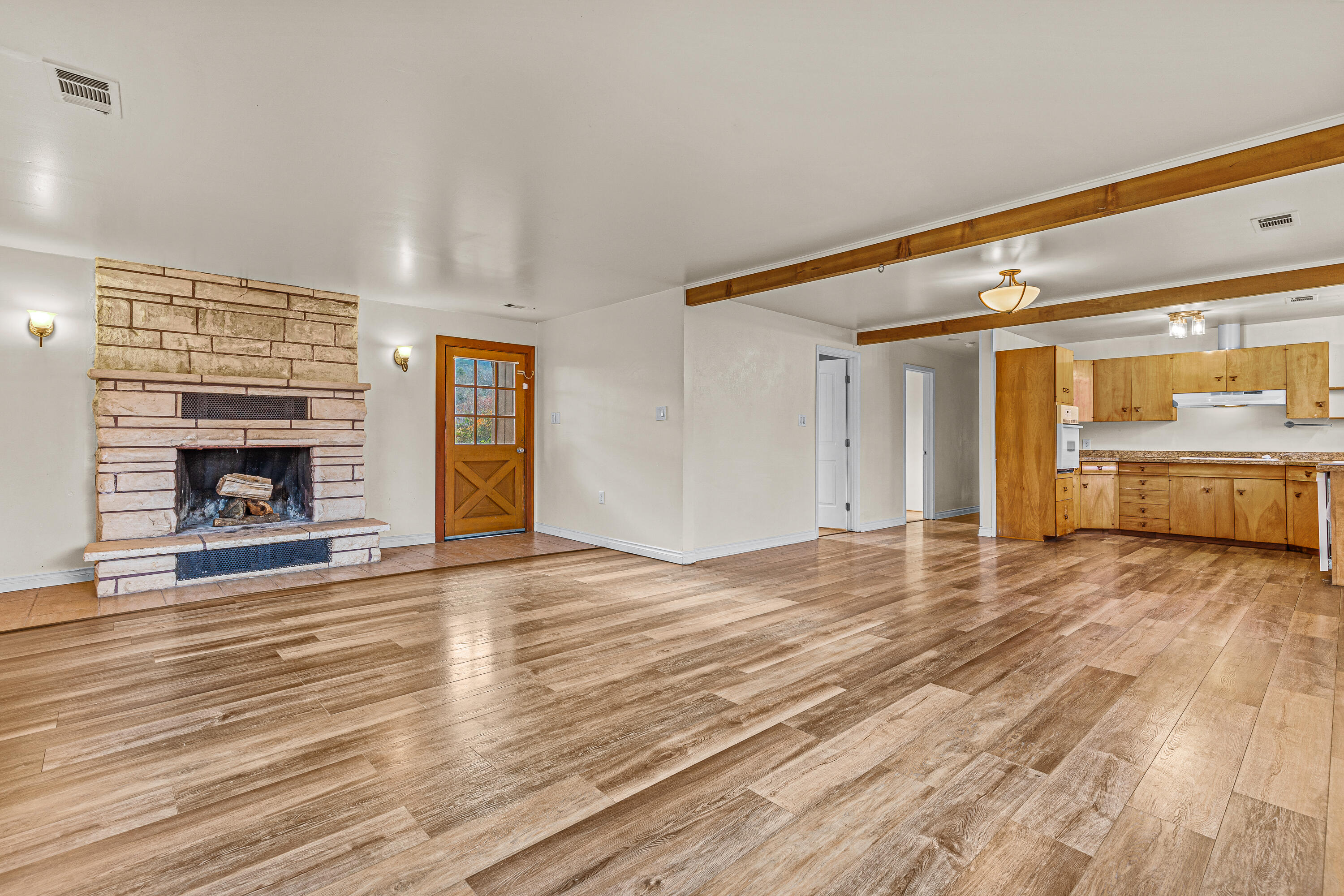 4260 Clayton Road Ashland, OR 97520 - Photo 10 of 41 Living Room
