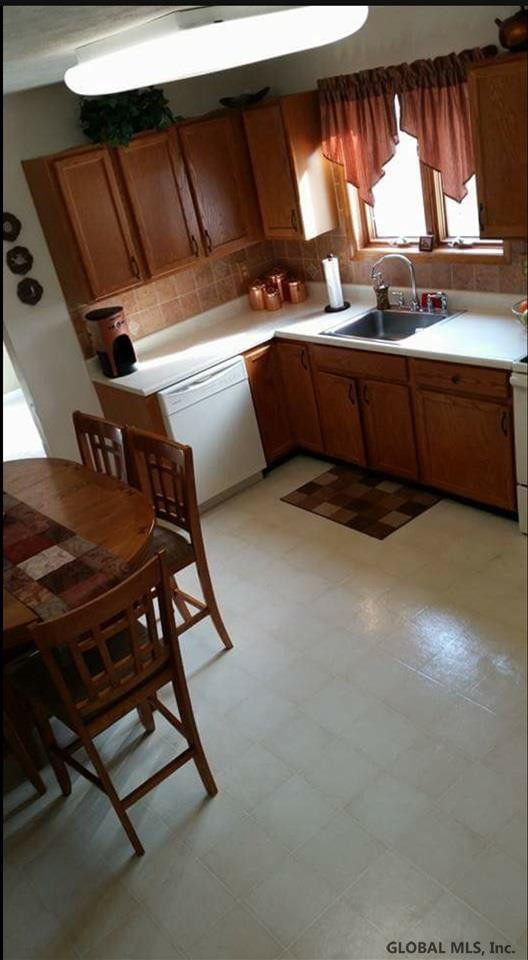 53 Abby Road Colonie, NY 12110 - Photo 4 of 14 Photo 4