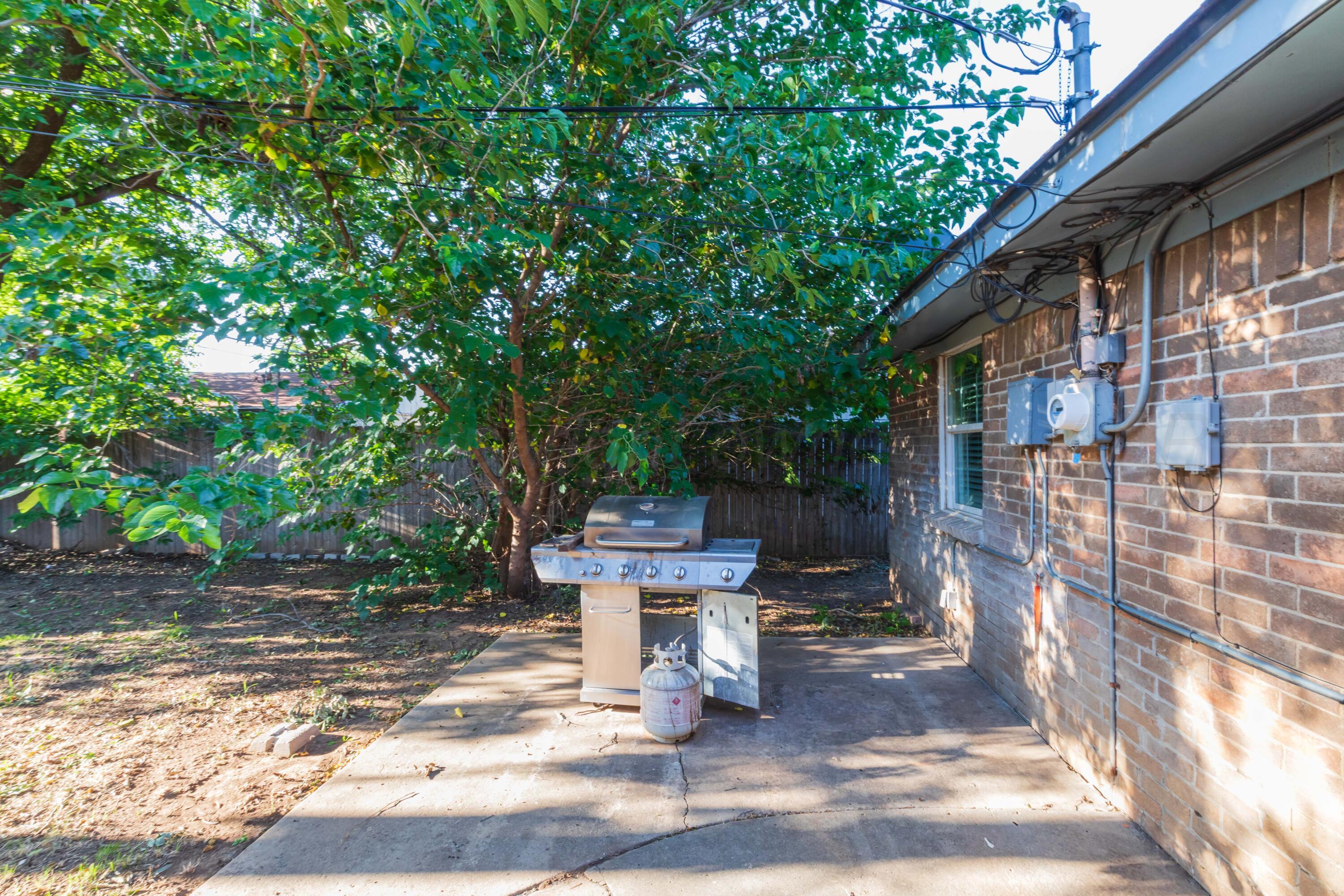 4427 Summit Circle Amarillo, TX 79109 - Photo 27 of 50 a view of a patio with a table and chairs and potted plants