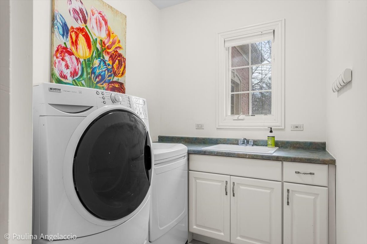 1175 Woodburn Court Inverness, IL 60067 - Photo 23 of 68 a bathroom with a sink a vanity and a mirror