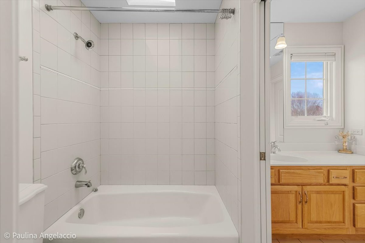 1175 Woodburn Court Inverness, IL 60067 - Photo 31 of 68 a bathroom with a bathtub