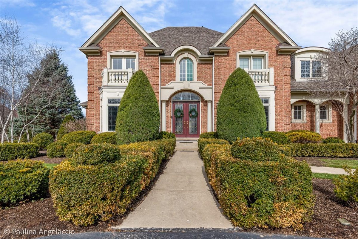 1175 Woodburn Court Inverness, IL 60067 - Photo 5 of 68 a front view of a house with a yard