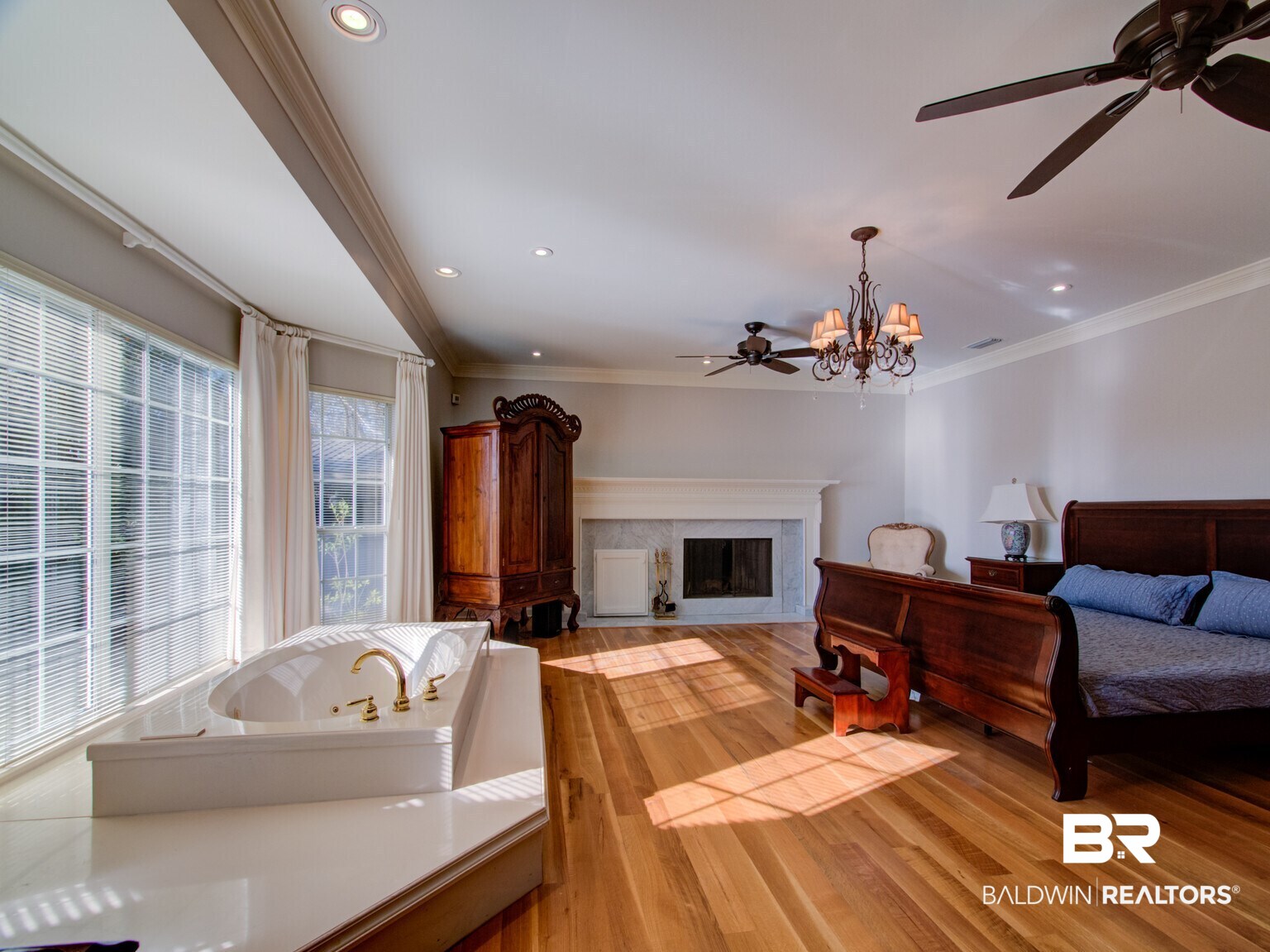 6401 Thompson Lane Daphne, AL 36526 - Photo 22 of 38 Jacuzzi tub and fireplace