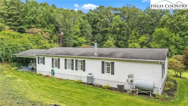 a view of a yard in front of house