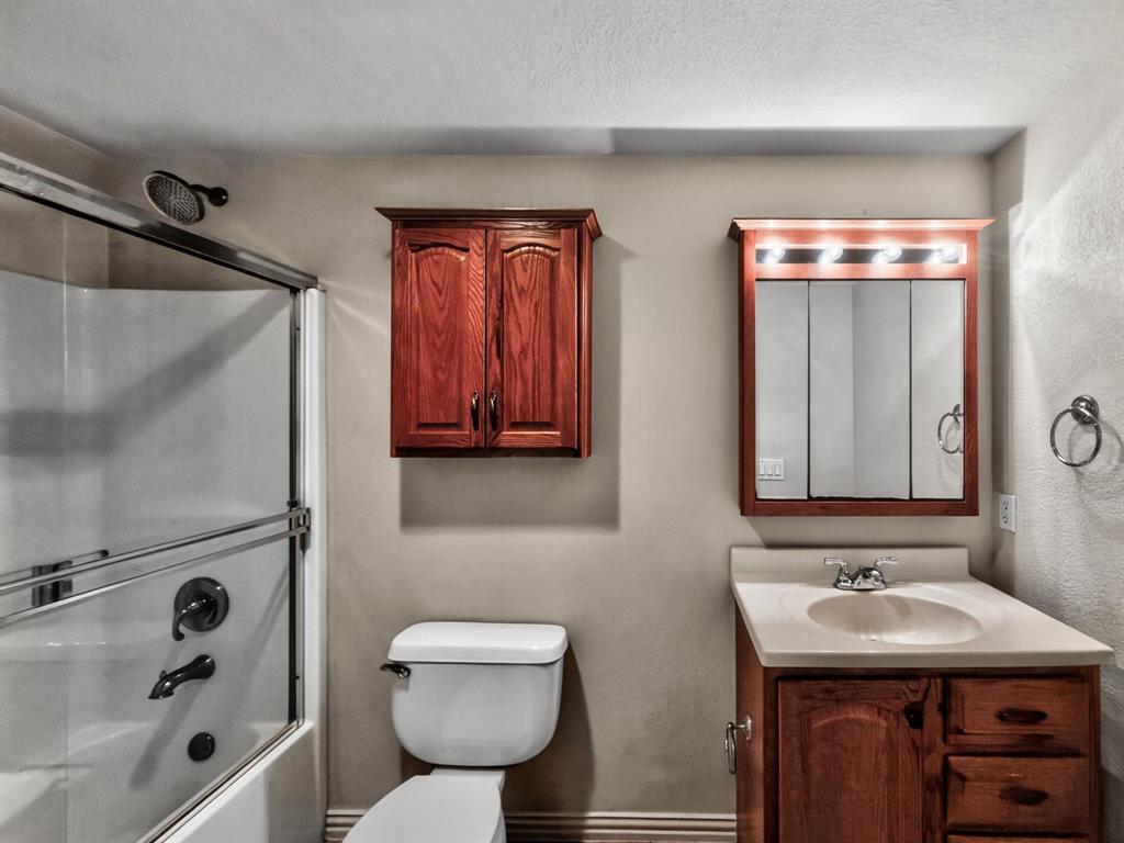 1255 Vineyard Road Gunter, TX 75058 - Photo 17 of 20 Second floor bathroom