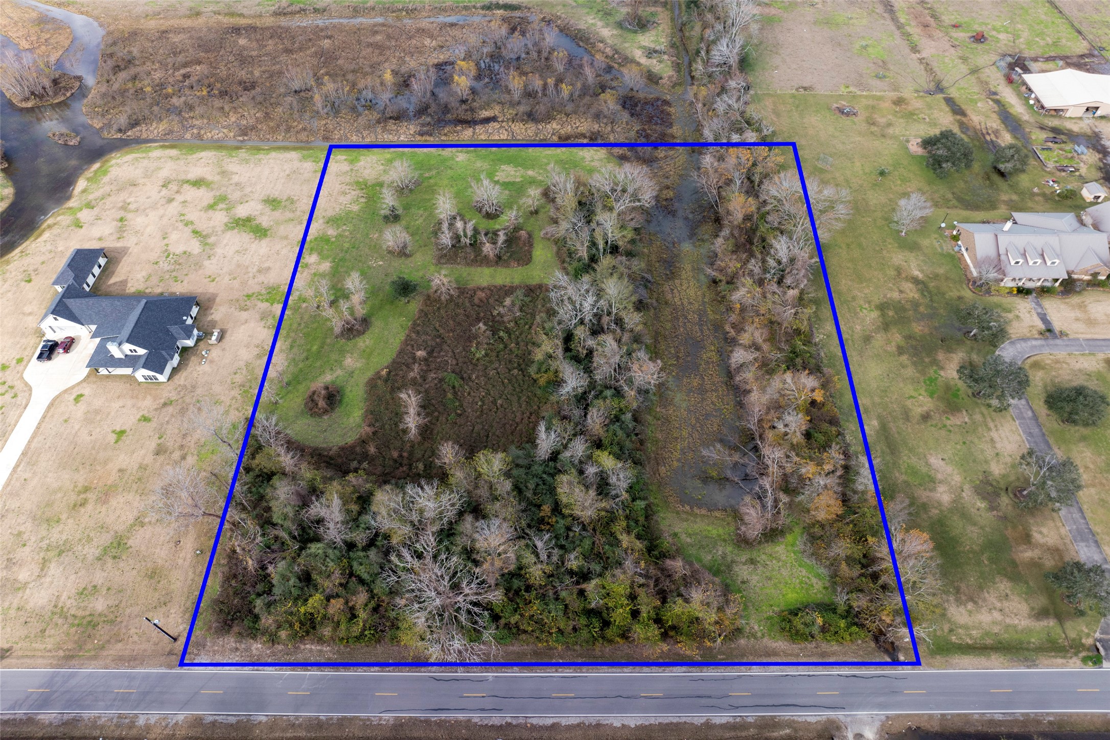 702 County Road 34 Angleton, TX 77515 - Photo 4 of 10 a view of a yard
