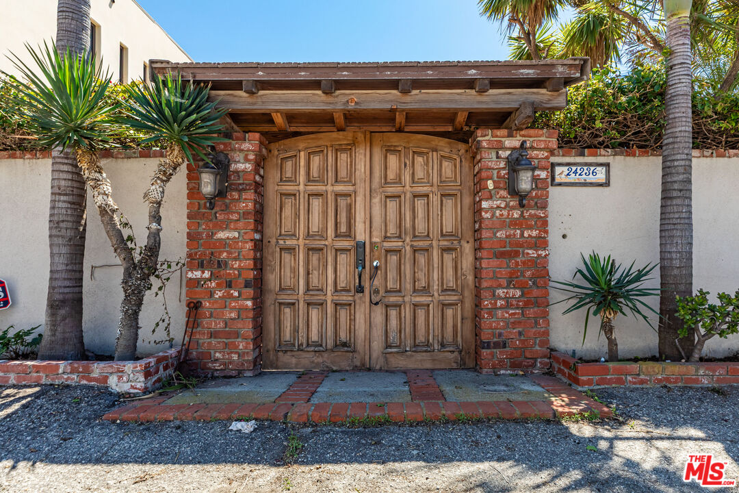 24236 Malibu Road Malibu, CA 90265 - Photo 9 of 15