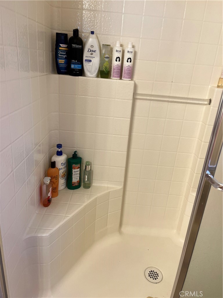 740 Hazelhurst Way Coalinga, CA 93210 - Photo 19 of 19 a bathroom with a tub and sink
