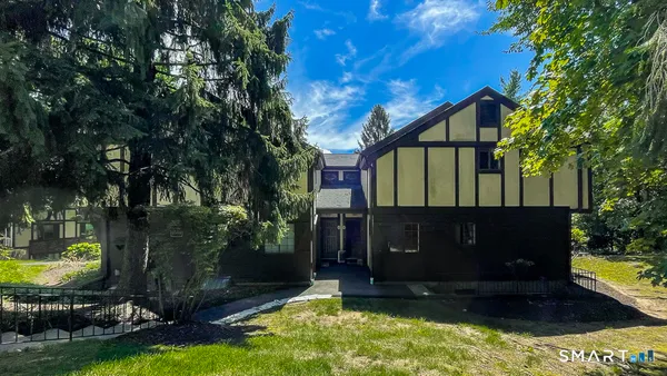 $260,000 | 5 Falmouth Court, Unit 5, Brookfield, CT 06804