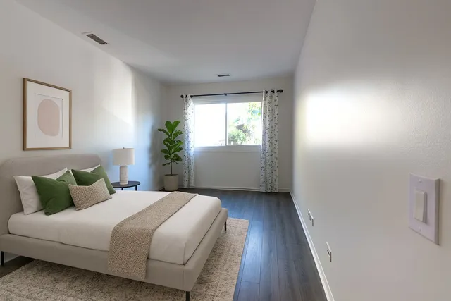 $4,675 | 912 Crain Street, Unit B, Evanston, IL 60202