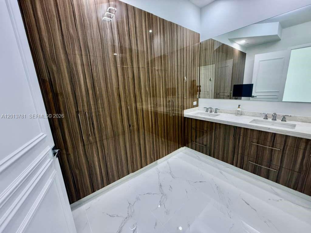 900 Brickell Key Boulevard, Unit 2604 Miami, FL 33131 - Photo 23 of 41