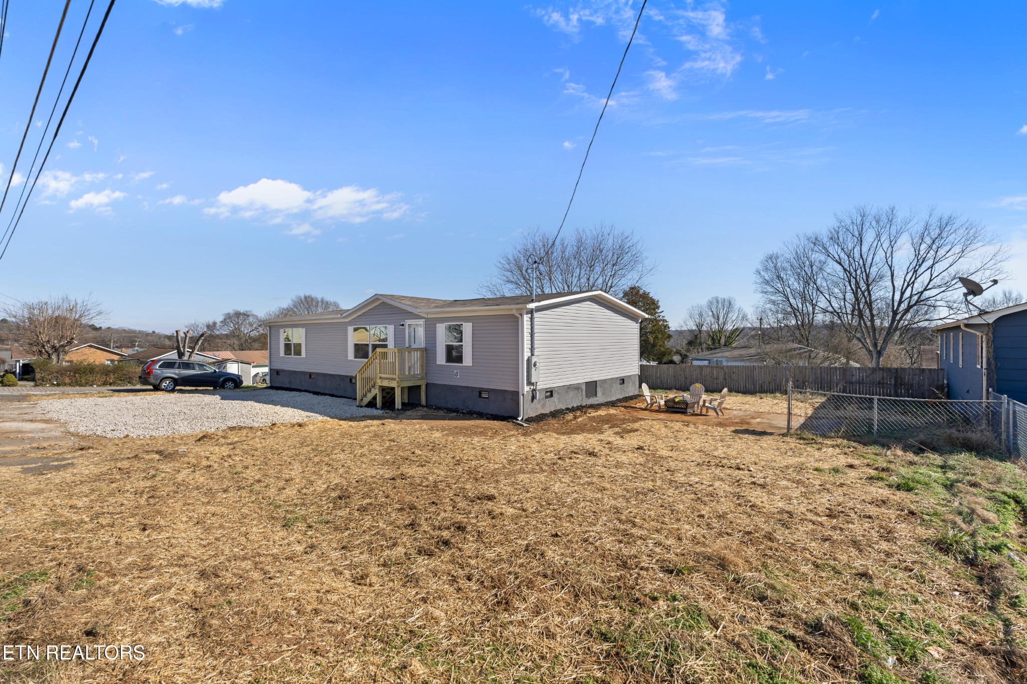 911 Summer Street Loudon, TN 37774 - Photo 6 of 25 a house view with a outdoor space
