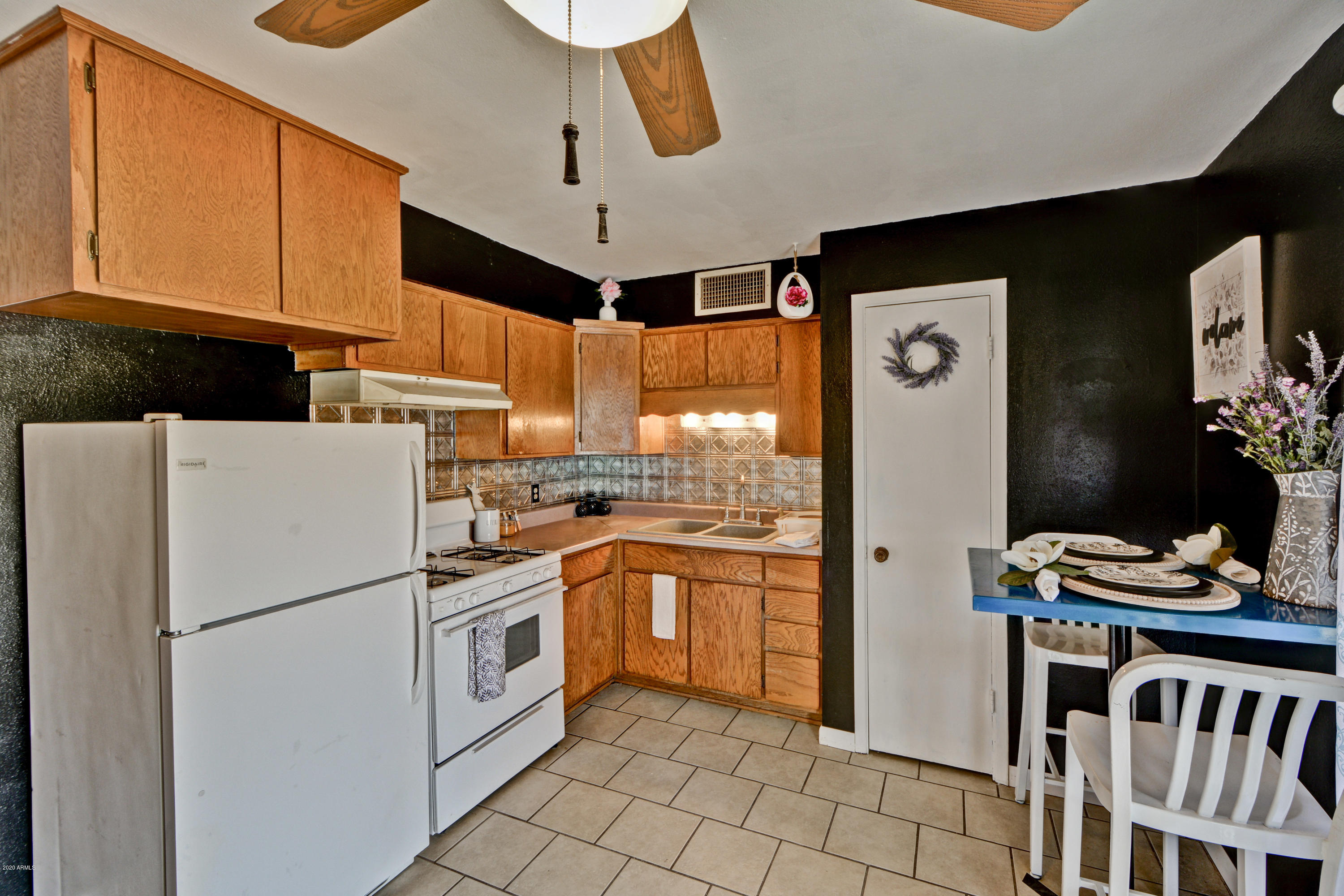 425 Jamestown Road Kearny, AZ 85137 - Photo 3 of 44 Ample Cabinets