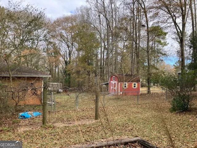 a sign that is on the side of the road