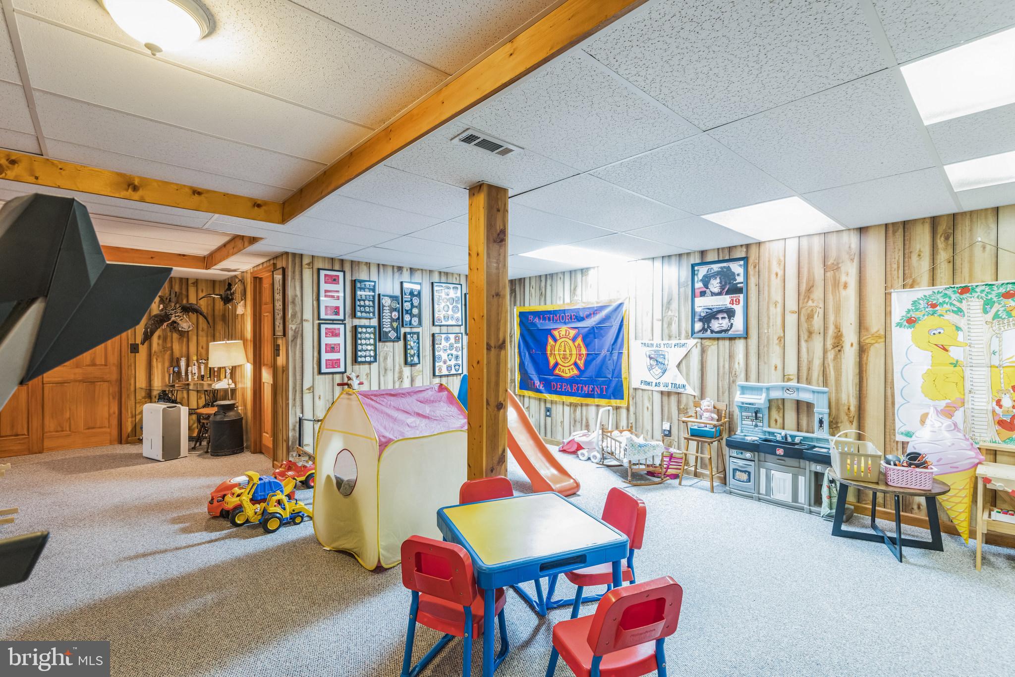 2734 Old Fort Schoolhouse Road Westminster, MD 21157 - Photo 40 of 44 a living room with furniture and a potted plant