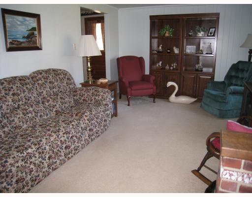7 Beagle Club Road Washington, PA 15301 - Photo 3 of 18 Living Room.