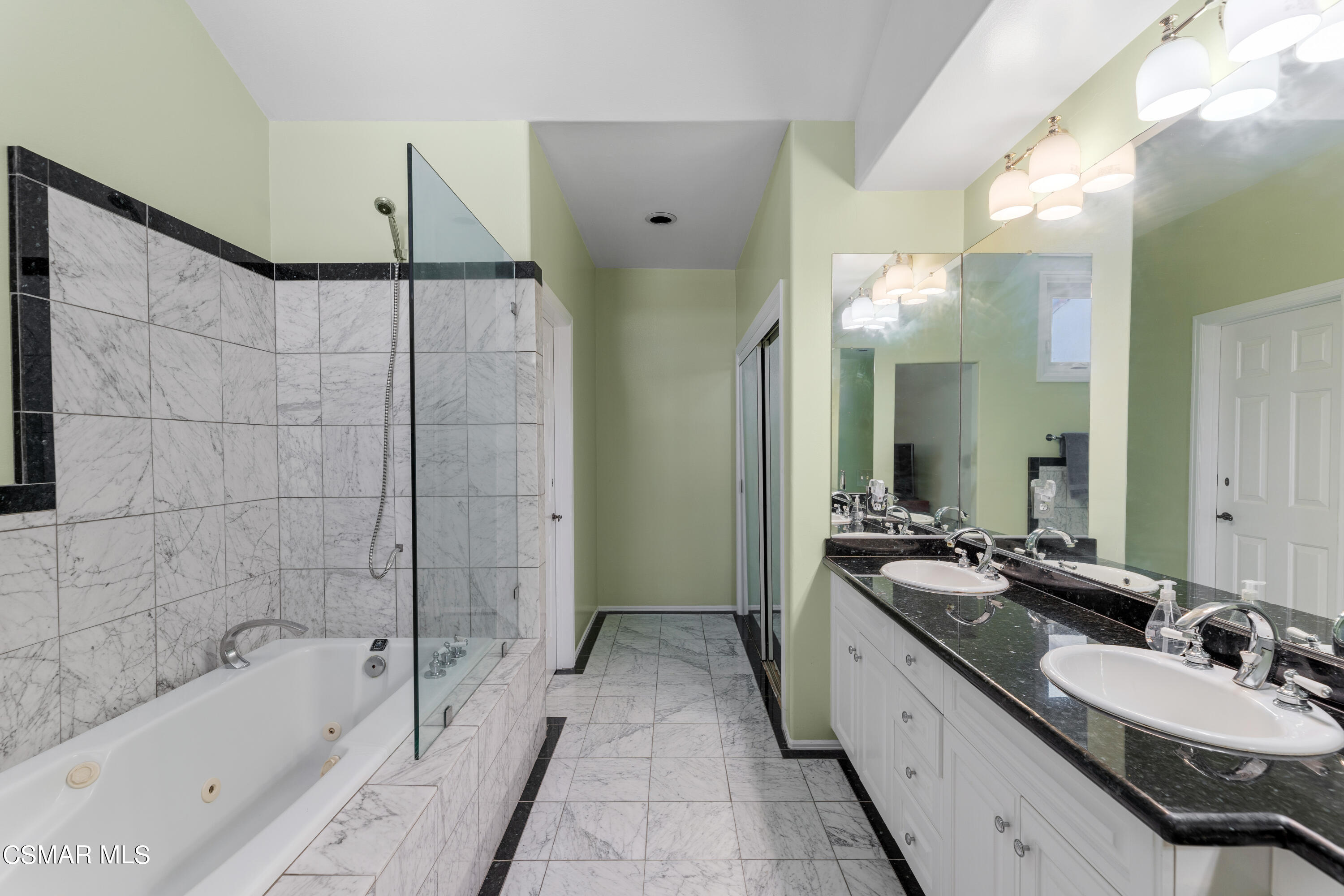 6435 Zumirez Drive, Unit 15 Malibu, CA 90265 - Photo 18 of 38 a spacious bathroom with a bathtub and a sink