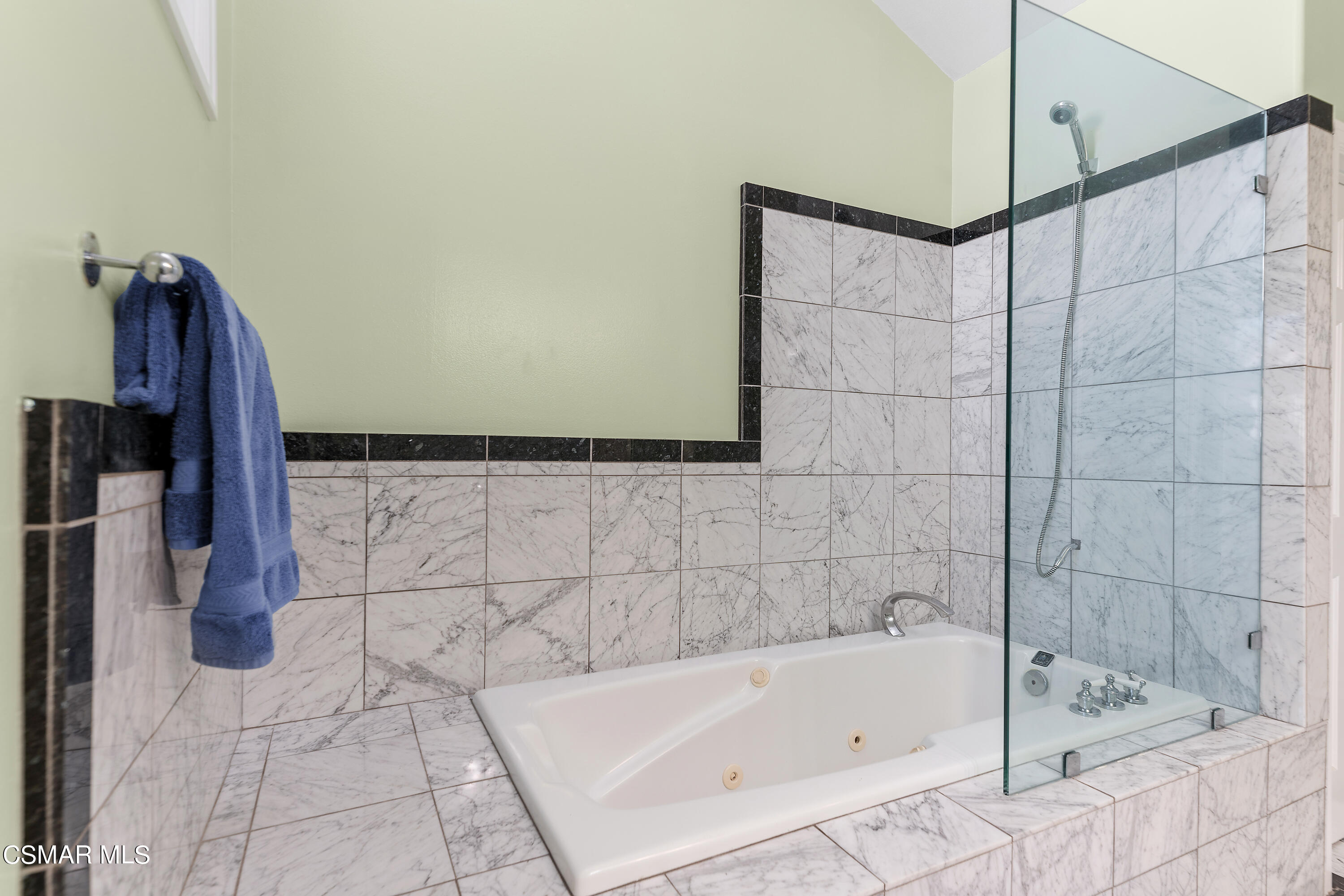 6435 Zumirez Drive, Unit 15 Malibu, CA 90265 - Photo 19 of 38 a bathroom with a bathtub and a shower