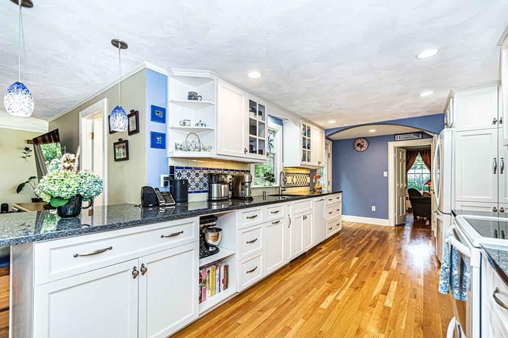 58 Bear Hill Road Reading, MA 01867 - Photo 4 of 41 Gallery Image 4