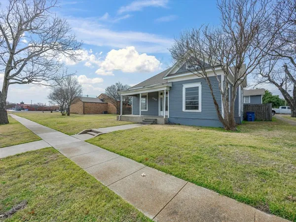 a view of a house with a backyard