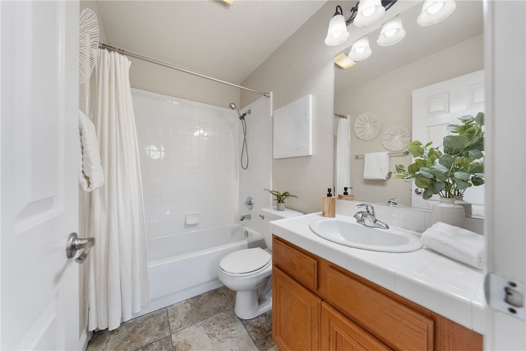 31465 Inverness Court Temecula, CA 92591 - Photo 27 of 75 Generously sized main-level full bathroom offers added convenience for guests and everyday living | Professionally Staged