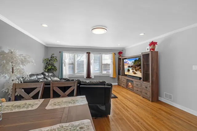 $674,900 | 5032 Crain Street, Skokie, IL 60077