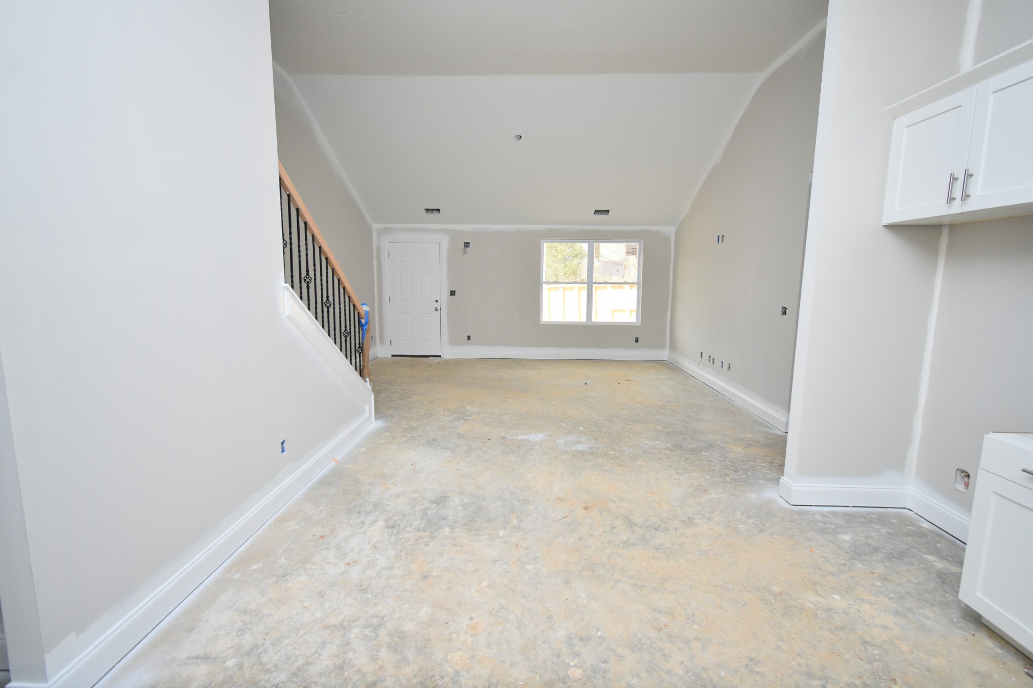 1005 East Piney Road Dickson, TN 37055 - Photo 8 of 23 an empty room with windows