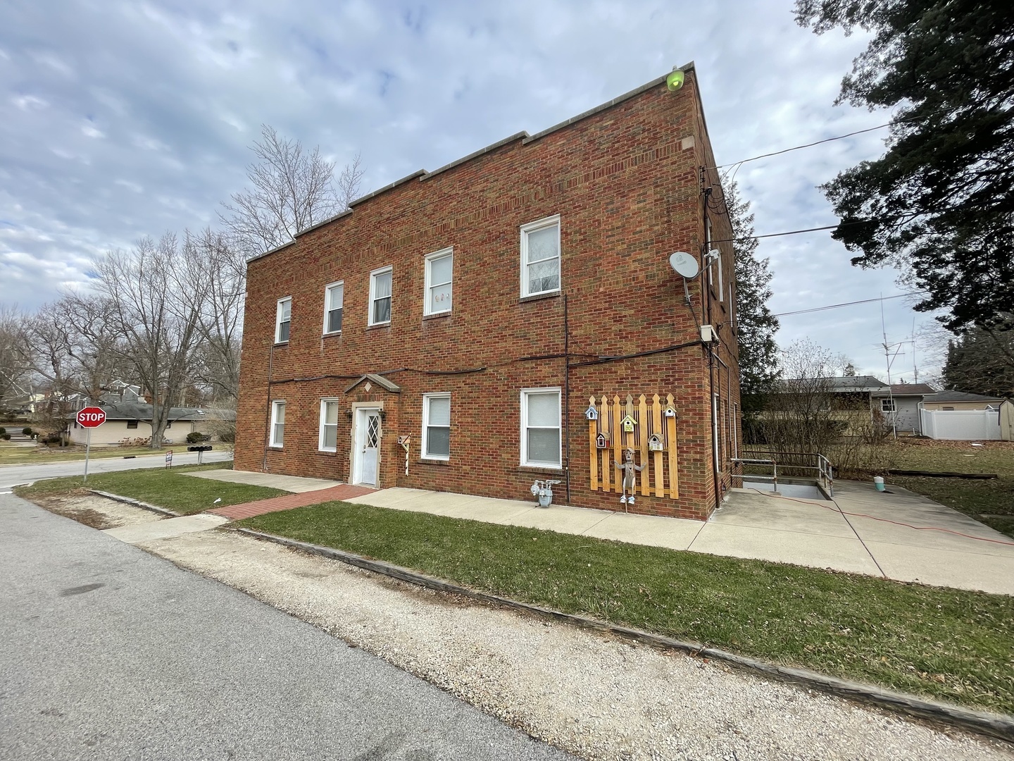 302 Division Street, Unit 3 Geneva, IL 60134 - Photo 1 of 12 a brick house with a large windows