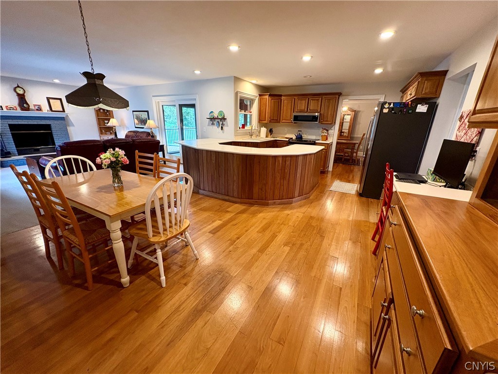 7892 East Ridge Pointe Drive Manlius, NY 13066 - Photo 10 of 46 Spacious kitchen with informal dining room and open to the family room.