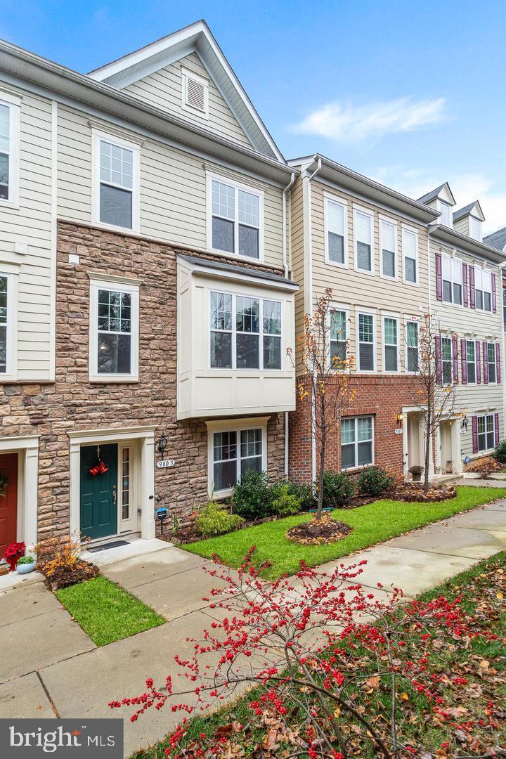 9803 Wood Edge Way Lanham, MD 20706 - Photo 2 of 25