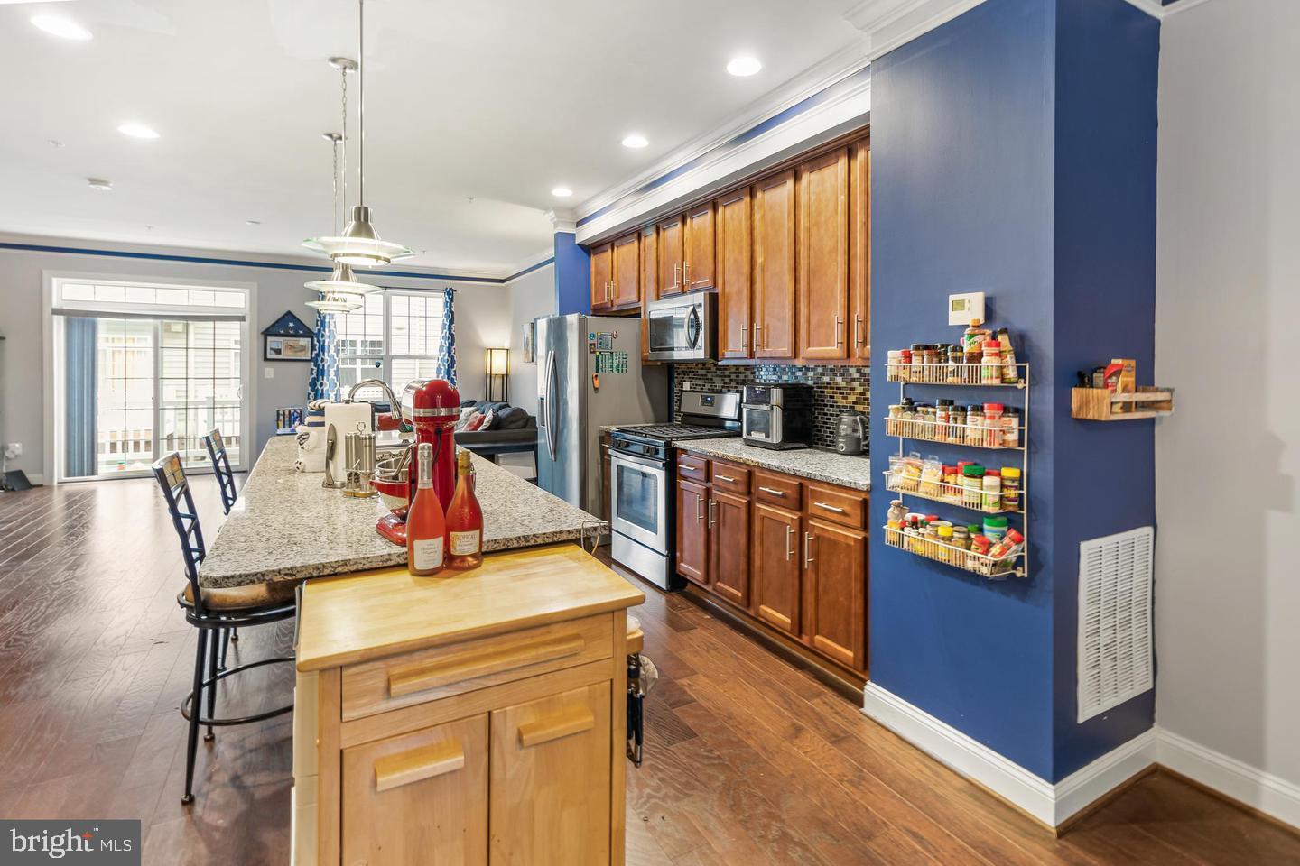 9803 Wood Edge Way Lanham, MD 20706 - Photo 7 of 25