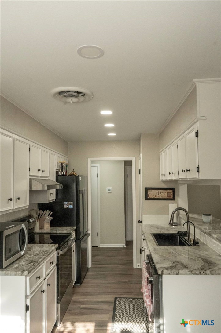 204 Timberlane Drive Victoria, TX 77901 - Photo 4 of 19