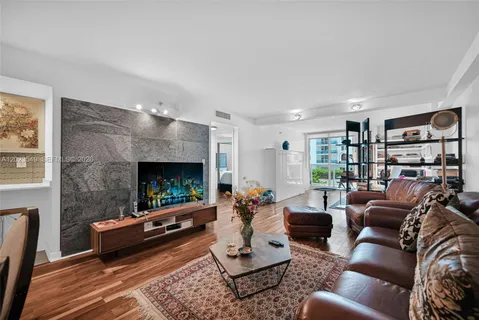$4,000 | 2401 Collins Avenue, Unit 504, Miami Beach, FL 33140