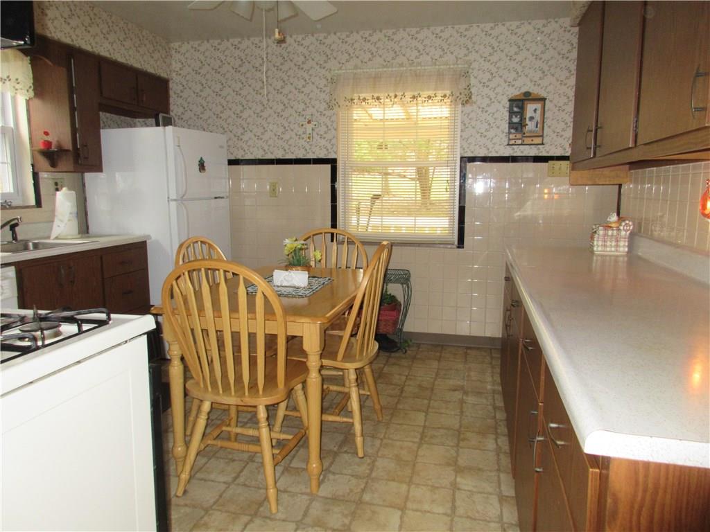 3842 Dickey Road Gibsonia, PA 15044 - Photo 9 of 23 Eat-in kitchen
