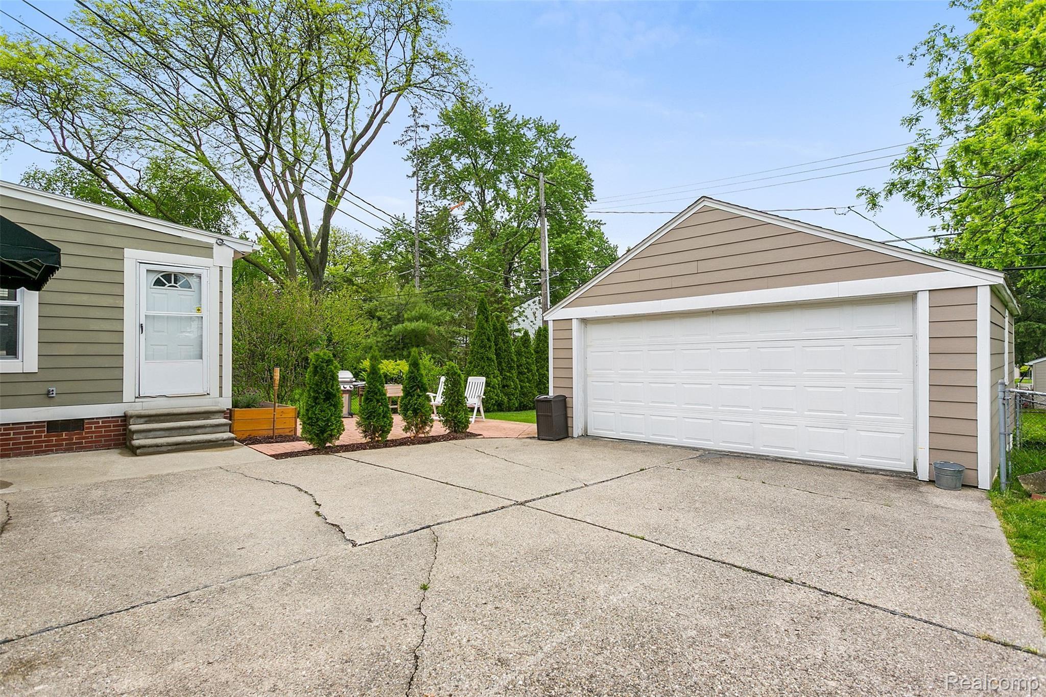 2909 Bembridge Road Royal Oak, MI 48073 - Photo 35 of 35 Bembridge-43.jpg