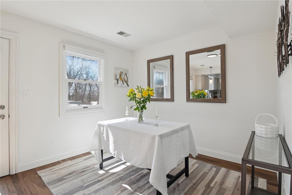 412 Chandler Place Pittsburgh, PA 15212 - Photo 14 of 38 a dining room with table and chair