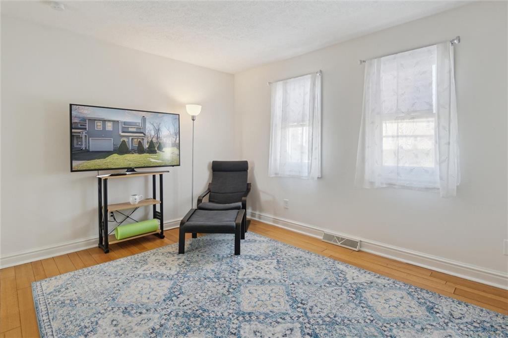 412 Chandler Place Pittsburgh, PA 15212 - Photo 25 of 38 a living room with furniture and a window