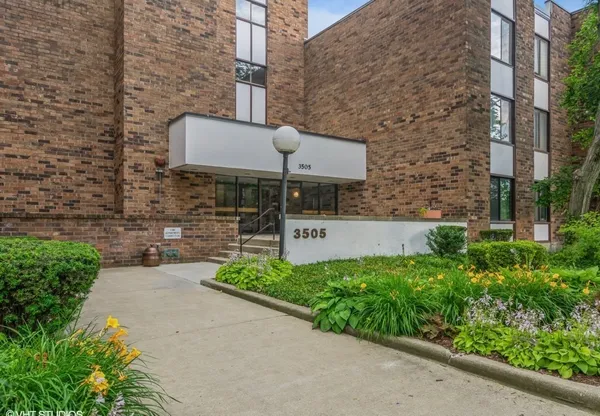 $180,000 | 3505 Lakeview Drive, Unit 105, Hazel Crest, IL 60429