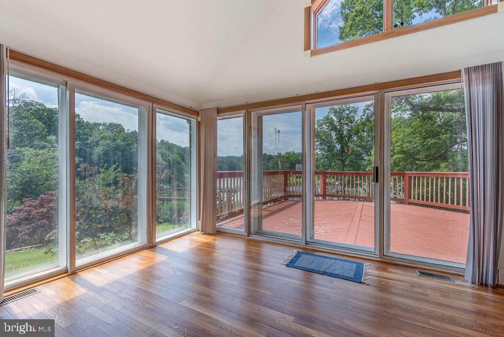 740 Powhatan Beach Road Pasadena, MD 21122 - Photo 11 of 39 Sun rm/ family rm with hardwood, cathedral celing