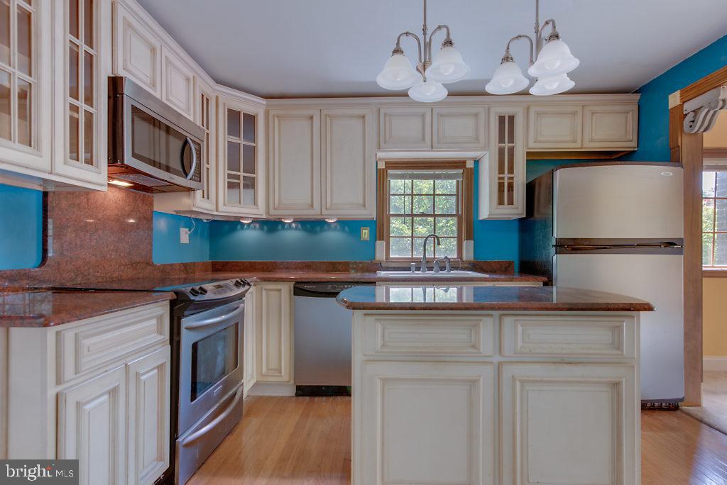 740 Powhatan Beach Road Pasadena, MD 21122 - Photo 13 of 39 Designer kitchen with granite and stainless